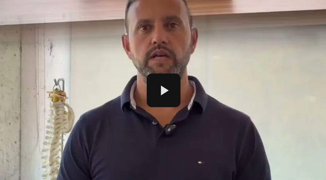 Especialista em saúde da coluna apresentando o travesseiro GSKids